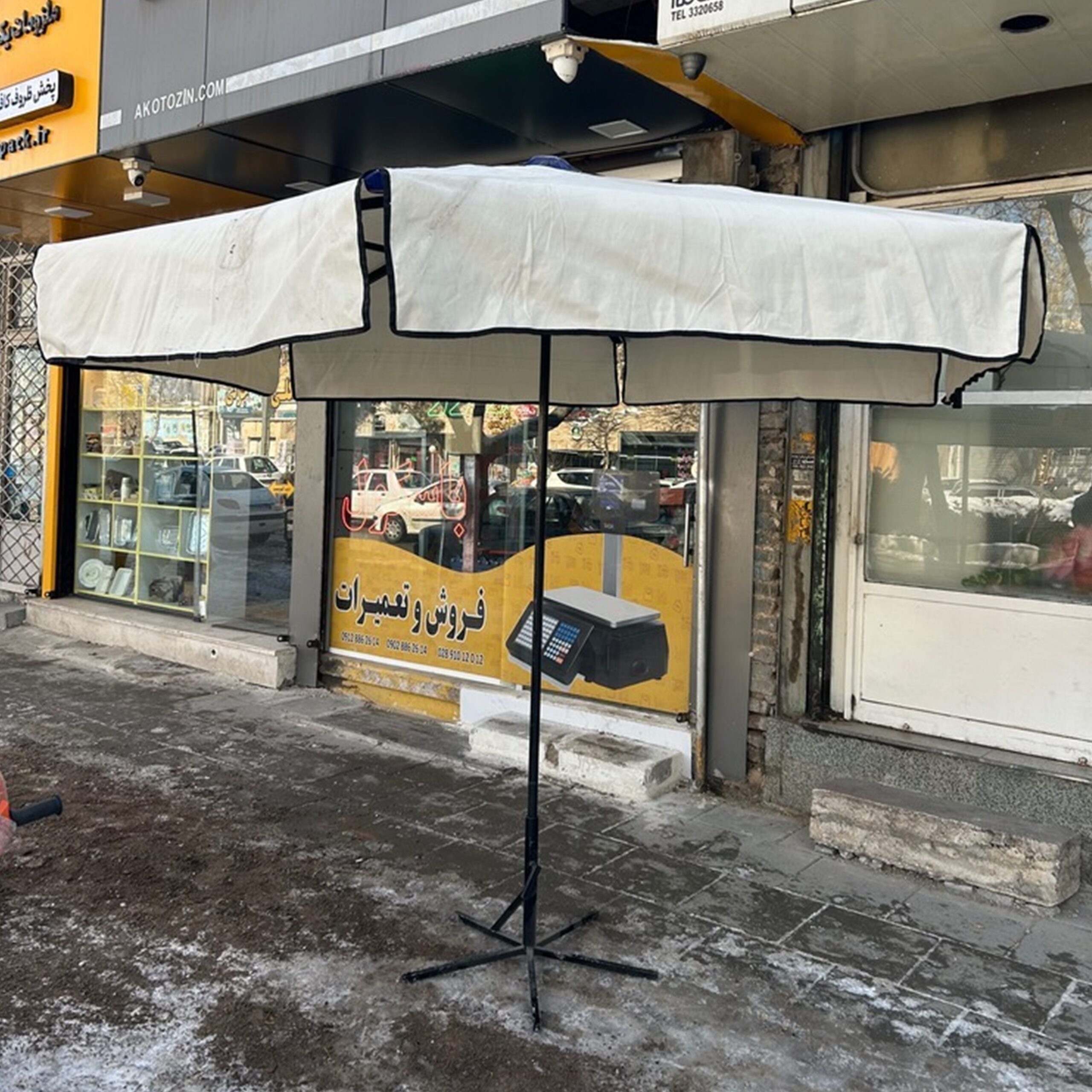 چتر 3.5متری با پارچه ضدآب و ضدآفتاب سفید